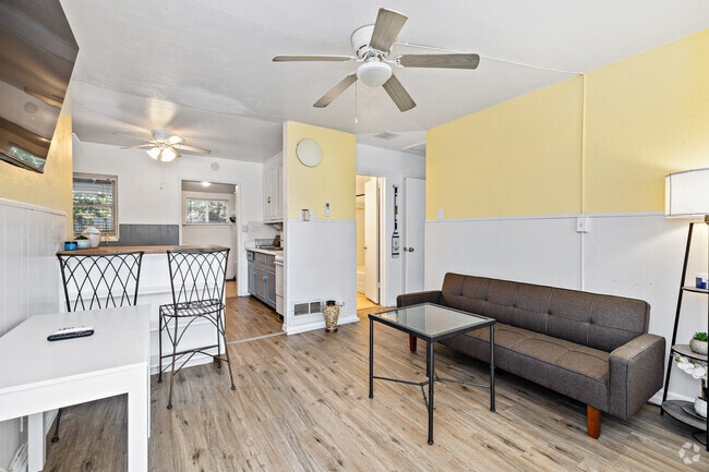 2BR, 1BA - 500SF - Living Room