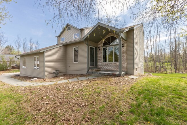 Building Photo - 3293 Greenleafe Dr