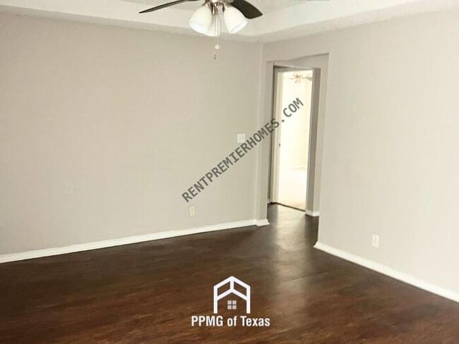 Photo - 913 Royal Ln