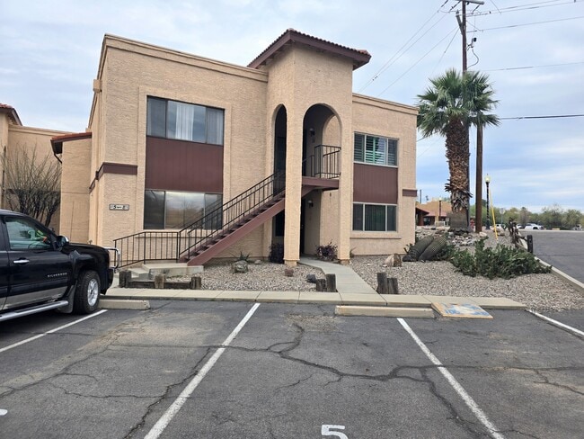 Building Photo - 455 N Tegner St