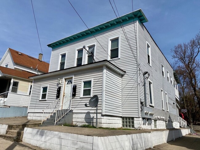 Building Photo - 545 Shamrock St SW Unit Apt 3