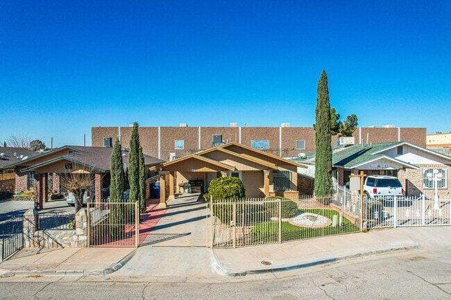 Building Photo - Beautiful home with 3 beds and 1.5 baths