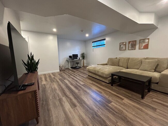 Photo - 74 Rue Idola-Saint-Jean Unit SI ID1586422P