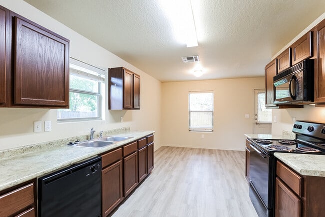 Photo - 6306 Heathers Bend