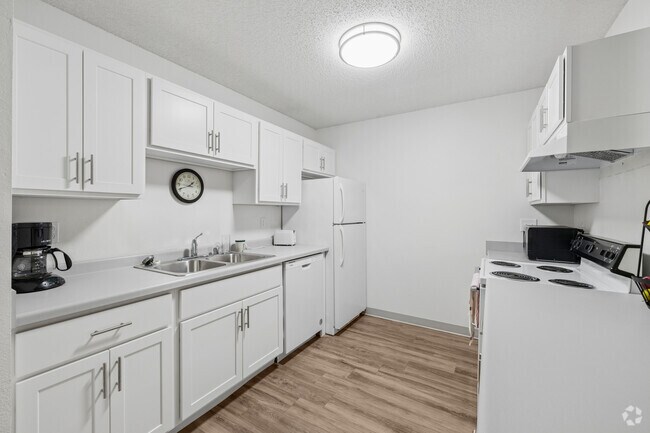 2BR, 1BA - 905SF - Kitchen