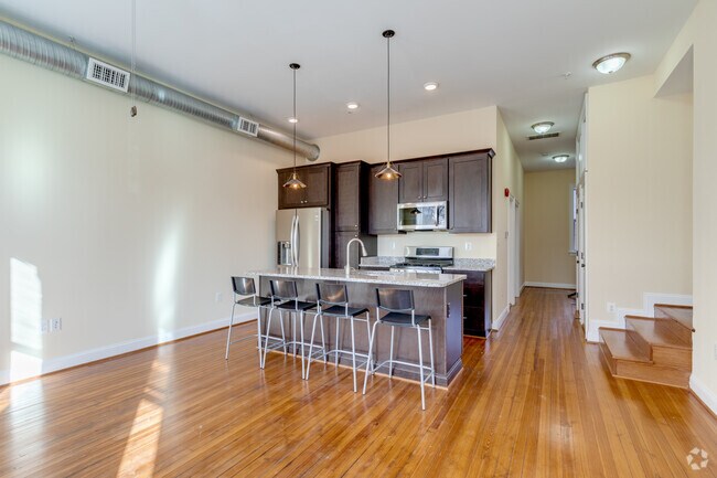 2BR, 1BA - 831SF