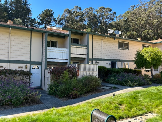 Building Photo - 1365 Terra Nova Blvd Rental