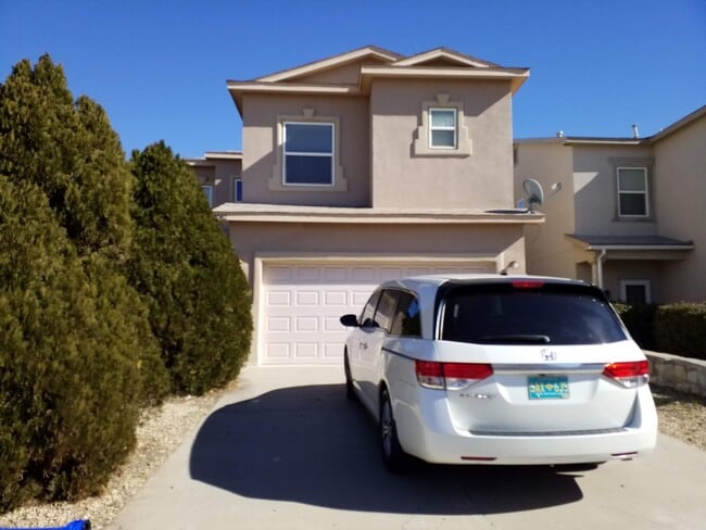 Building Photo - Spacious Family Home