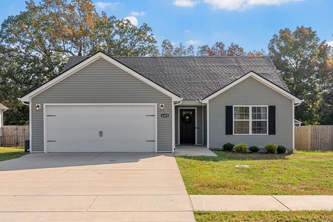 Photo - 3 Bedroom 2 Bath Dog Friendly Home For Rent!