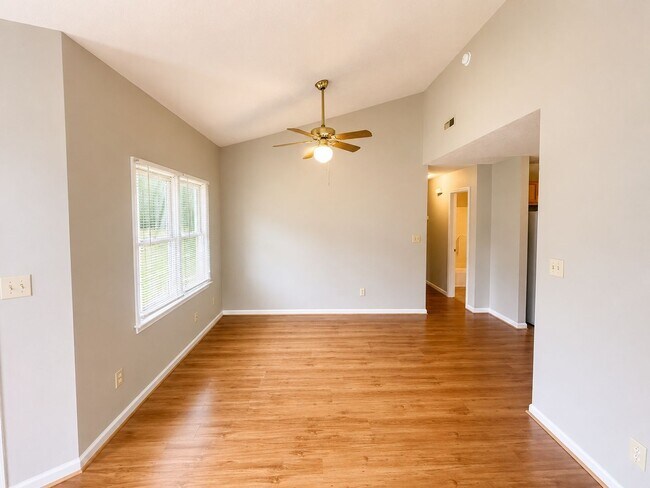 Photo - 633 Winthrop Ct
