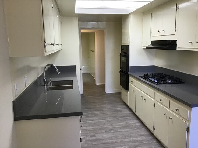 Kitchen - Los Robles - Senior 55+