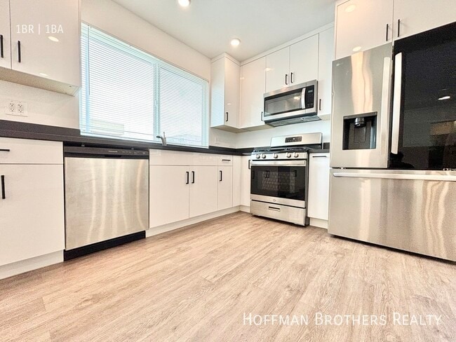 Building Photo - 1135 S Doheny Dr Unit 4