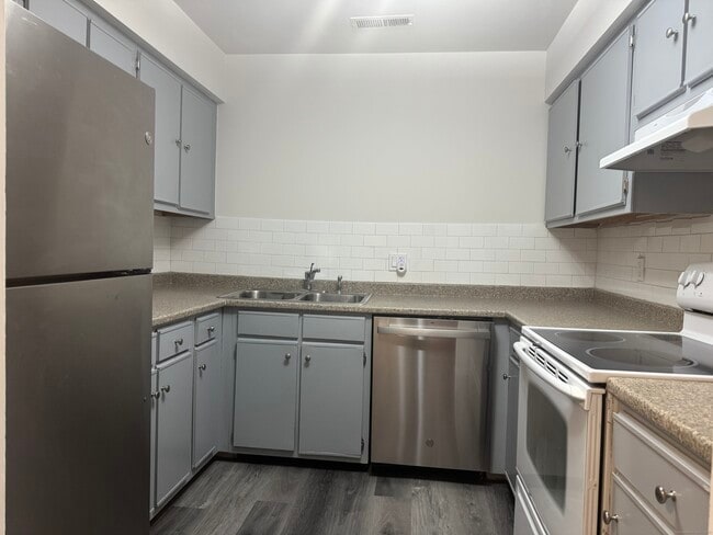 Photo - 37 Greenwich Ave Unit APT 3-11