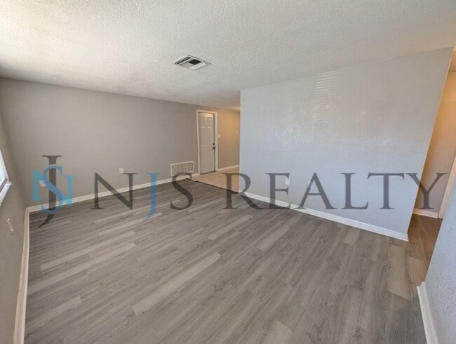 Photo - 3/1/1, 1136 Sq. Ft., updated kitchen & bath, fenced in yard, WINE fridge!!