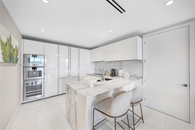 Photo - 10201 Collins Ave Unidad 305