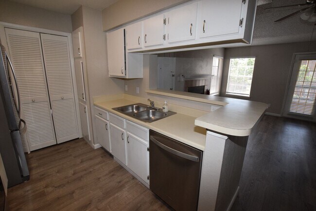 Photo - 5533 Chrishire Way