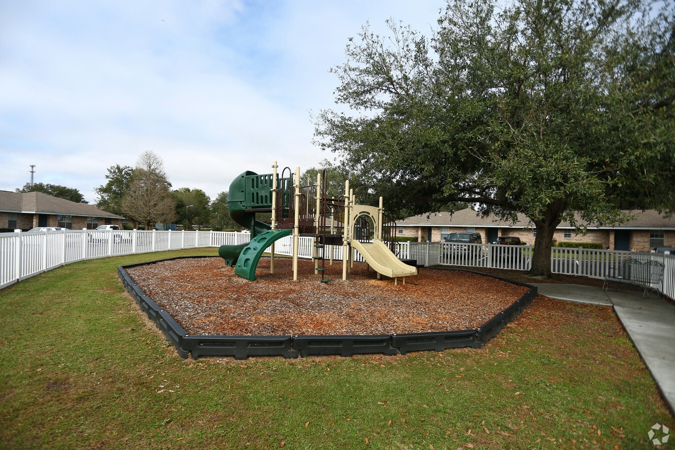 7425 US Highway 98 N - Country Manor Apartments