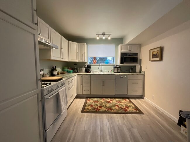 New Kitchen fully equipped ed - 418 N Laguna St Unidad #B