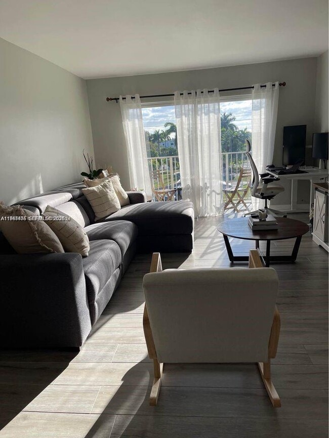 Building Photo - 5221 Geneva Ct Unit 305