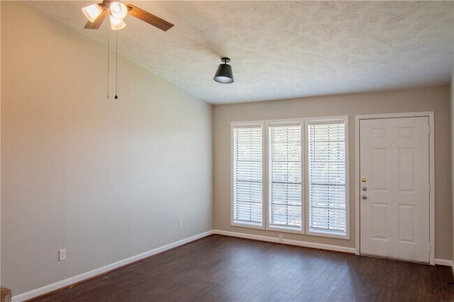 Photo - 1902 Woodsman Dr