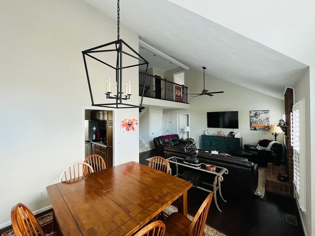 1018 Chateau Ct N E