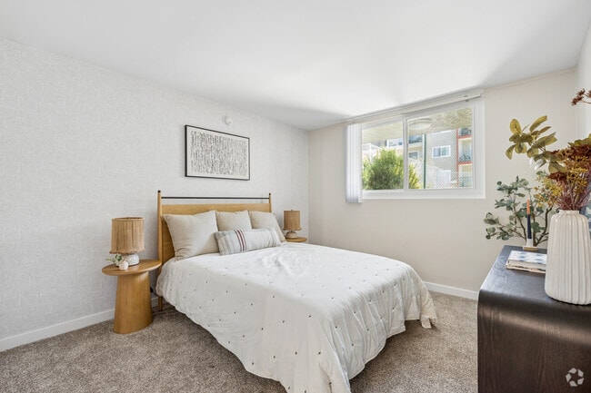1BR, 1BA - 800SF - Bedroom