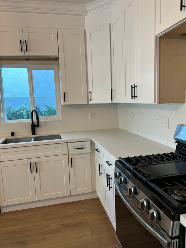 Photo - 951 N Oxford Ave Unit 0