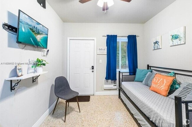 Building Photo - 2525 NW 33rd St Unit 1 Rental
