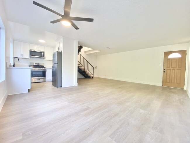 Building Photo - 4737 Orion Ave Unit 11 Rental