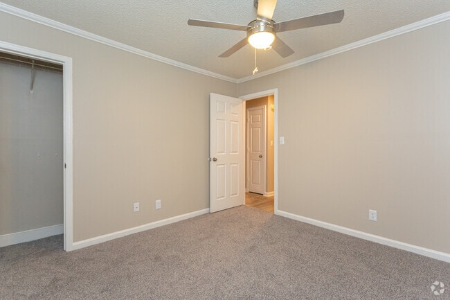 2BR, 1BA - 950 SF