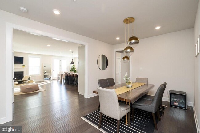 Photo - 700 Quarry Point Rd