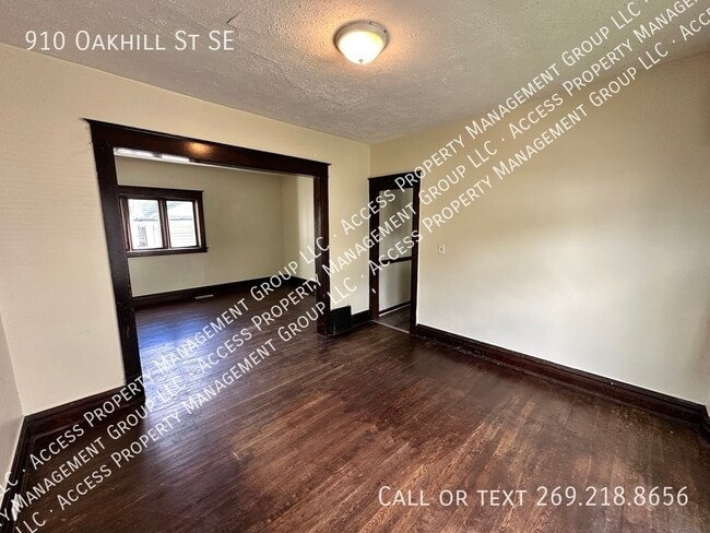 Photo - 910 Oakhill St SE