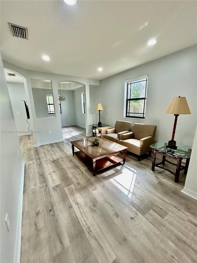 Photo - 607 NE 35th Ave