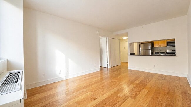 Photo - 323 W 96th St Unidad 706