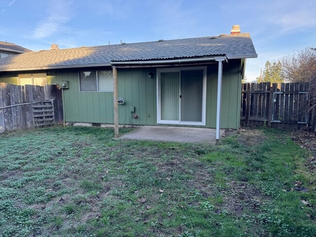 Photo - Large single level 2 bedroom 1 bath duplex in Springfield!