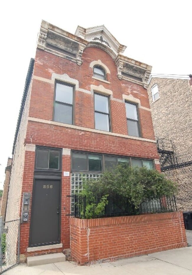 Building Photo - 856 N May St Unit 3R