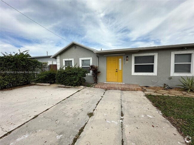 Building Photo - 2811 NW 88th St Unit 1 Rental