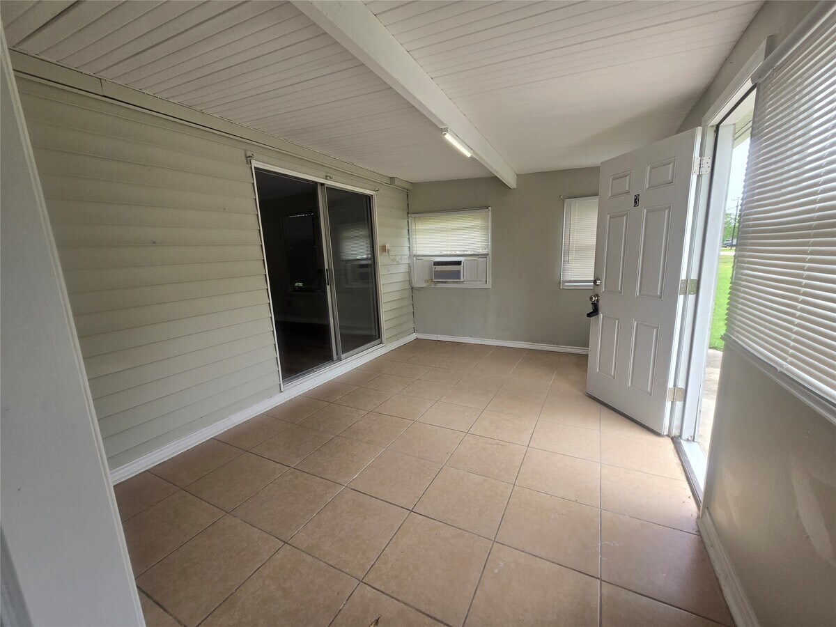 Photo - 202 N Logan St