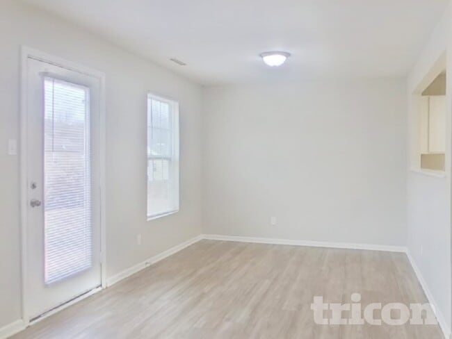 Photo - 907 Swearngan Ridge Ct