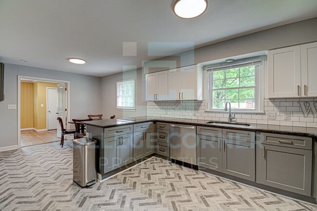 810 Polo Rd