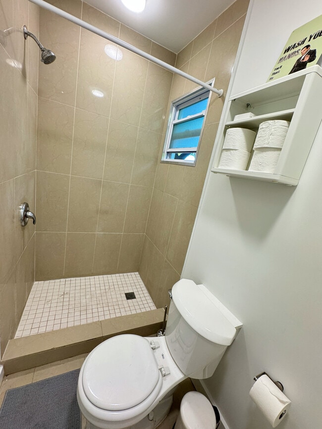 Private bathroom - 400 NE 110th Ter Unidad A