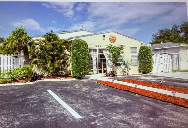 Photo - 1625 Wilson St Unidad Wilson St. Frnt