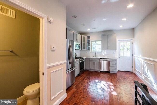 Photo - 2340 Greenwich St