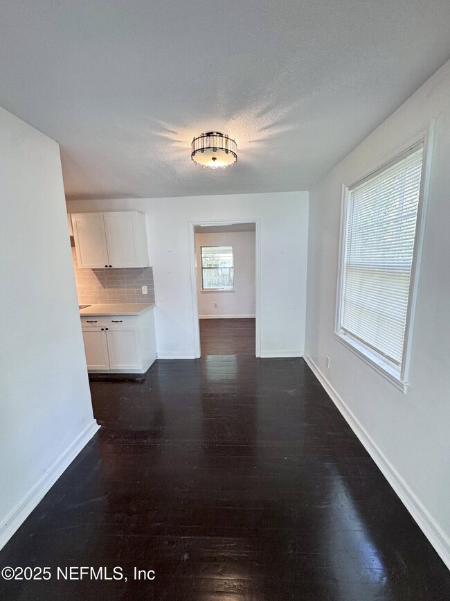 Photo - 1276 Menna St