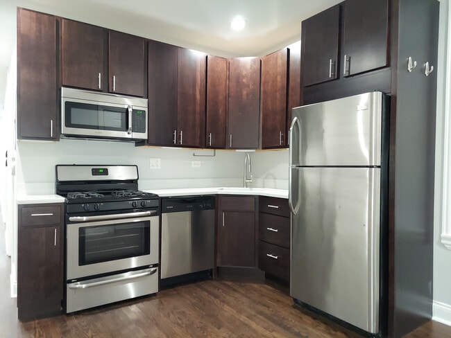 Building Photo - 2019 N Hoyne Ave Unit 1F