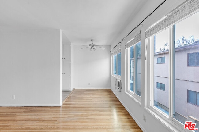 Building Photo - 1248 Barry Ave Unit 7