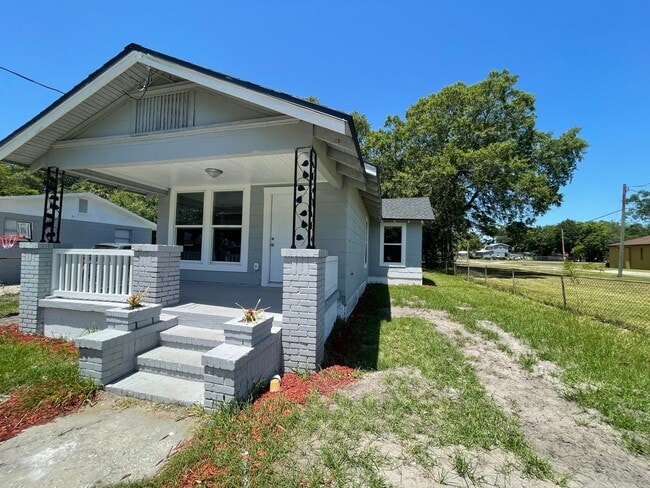 Photo - 3 Bedroom 2 Bath Single Family home : Available Now!