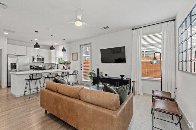 3 habitaciones, 2 baños - 1351 pies cuadrados - Sala de estar - Villas at Creekside