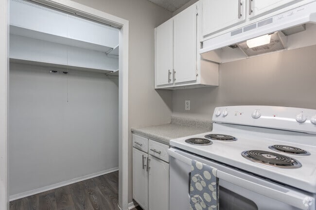 2BR, 2BA - 985SF - Kitchen