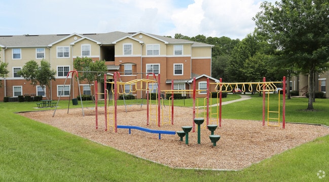 Photo - Thomas Chase Apartments